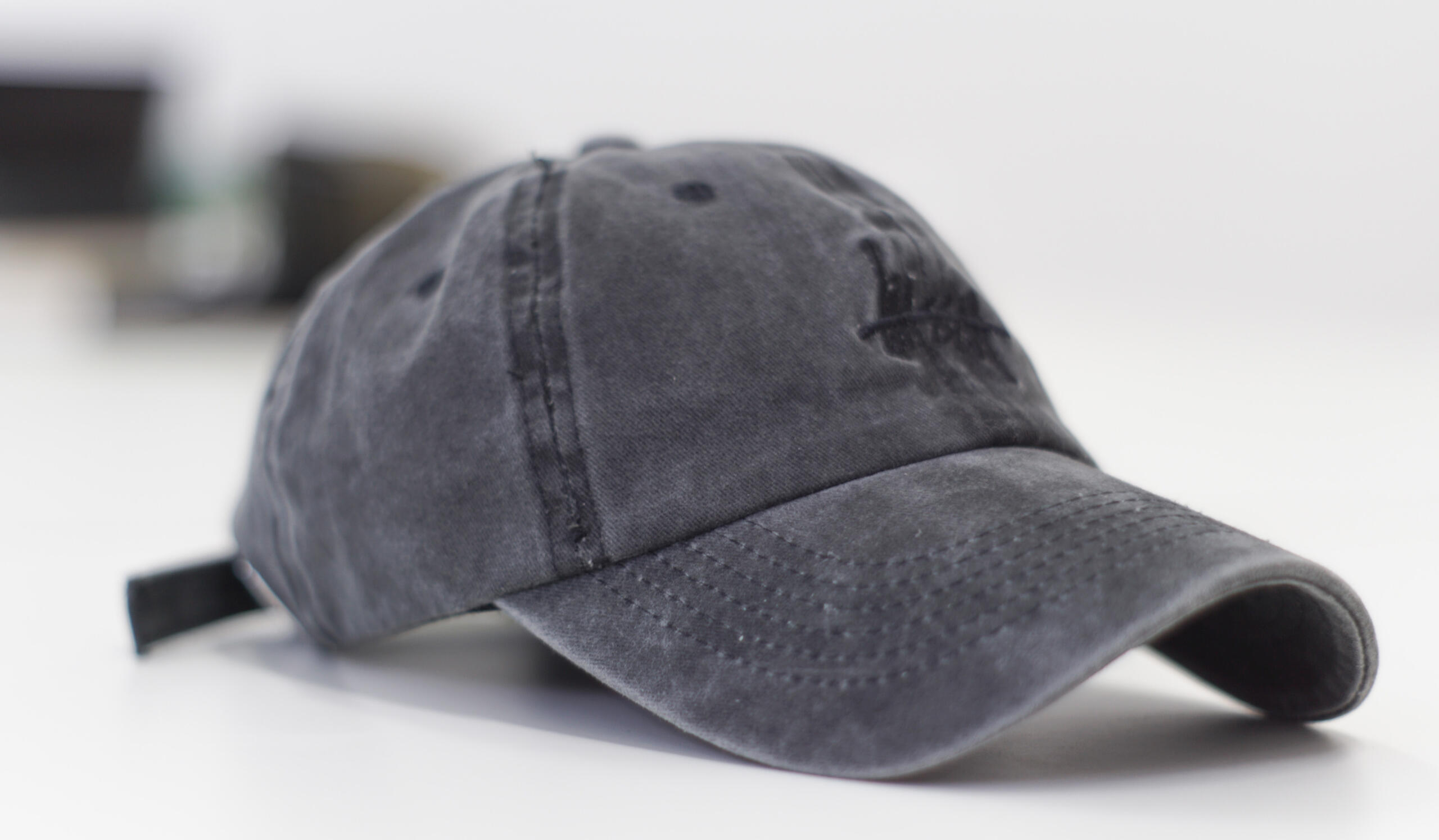 Yrittäjän kolme hattua, kuvassa tosin lippis